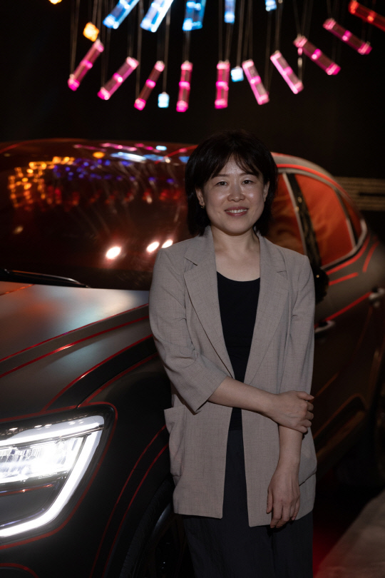 김민영 르노디자인센터서울 수석 디자이너가 지난 7일 광주광역시 광주비엔날레 르노코리아 전시관에서 포즈를 취하고 있다. 르노코리아 제공